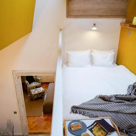 Yellow Apartament